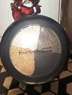 LIVE GIVEAWAY! MAC ASSEMBLAGE 4 QUAD EYESHADOW PALETTE